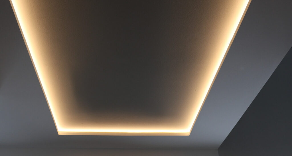 Installierte LED-Beleuchtung an der Decke.