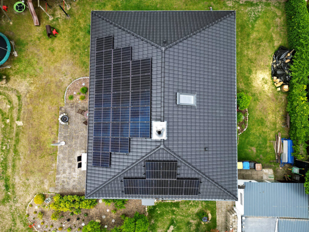 Sonnenkollektoren auf einem Einfamilienhaus.